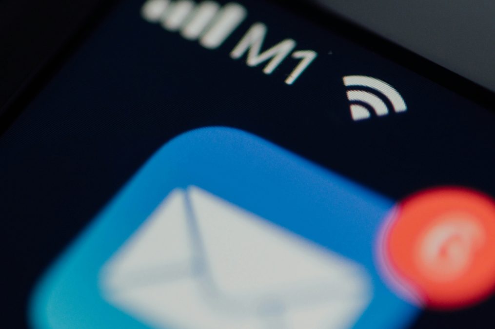 Email notification icon representing reply-by-email functionality for community forum discussions